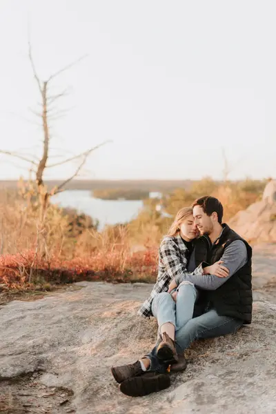 Young Couple Embracing Rocky Surface Autumn Hike — Foto de Stock