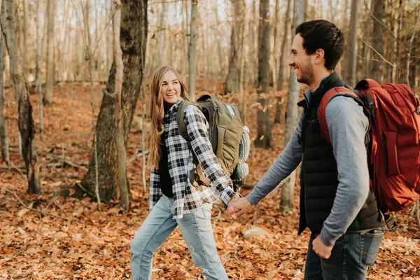 Young Couple Holding Hands Autumn Hike — Stock Photo, Image