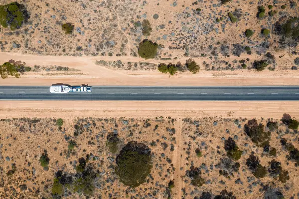 Vista Aérea Del Coche Que Conduce Largo Autopista Eyre —  Fotos de Stock