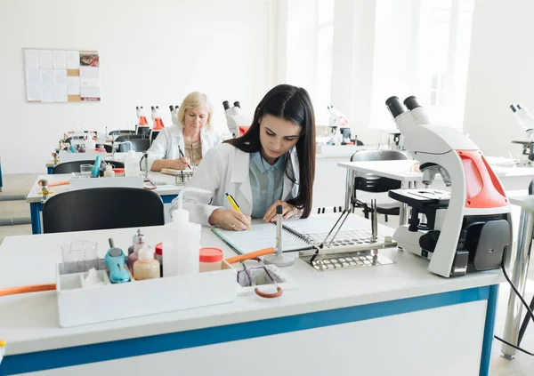 Estudantes Casacos Brancos Que Trabalham Aula Ciências — Fotografia de Stock