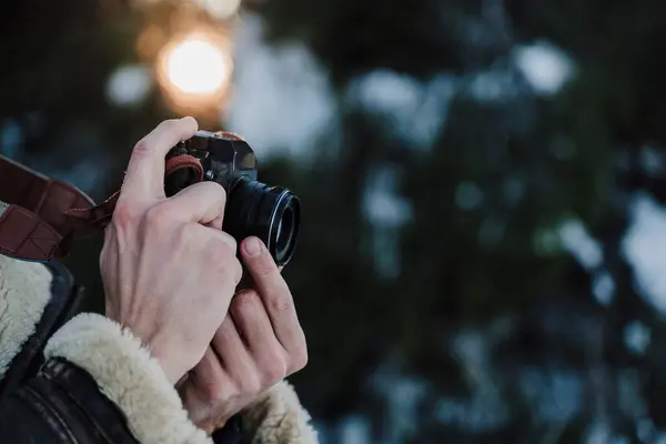 Hombre Tomando Fotos Con Cámara Durante Invierno — Foto de Stock