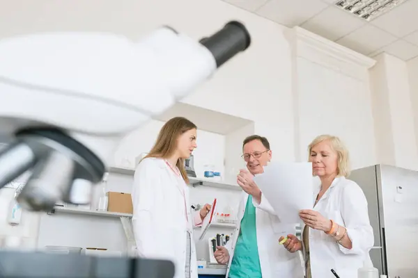 Scientists White Coats Working Together Lab — Stock Photo, Image