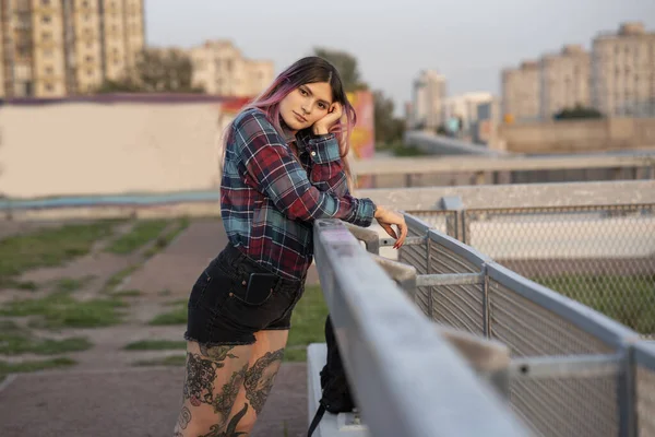 Hipster Fêmea Com Cabelo Rosa Inclinado Sobre Trilhos Telhado — Fotografia de Stock