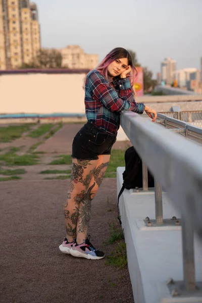 Young Woman Tattoo Leaning Railing Rooftop — Stock Photo, Image