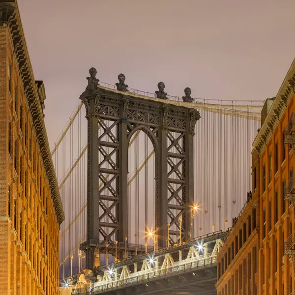 Usa New York New York City Manhattan Bridge Kivilágítva Alkonyatkor — Stock Fotó