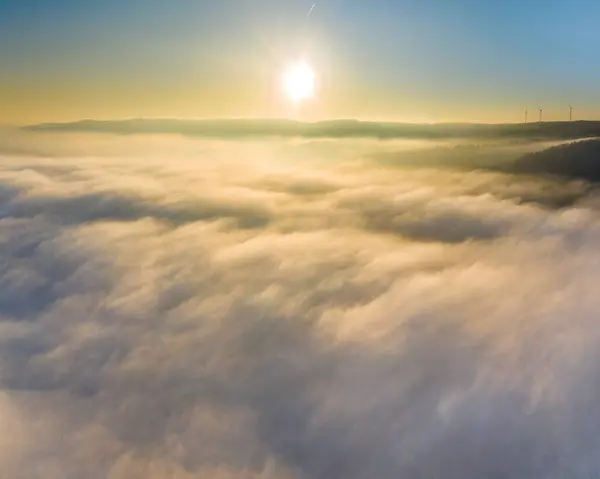 Рассветом Дрон Наблюдает Окутанными Густым Туманом Городами — стоковое фото