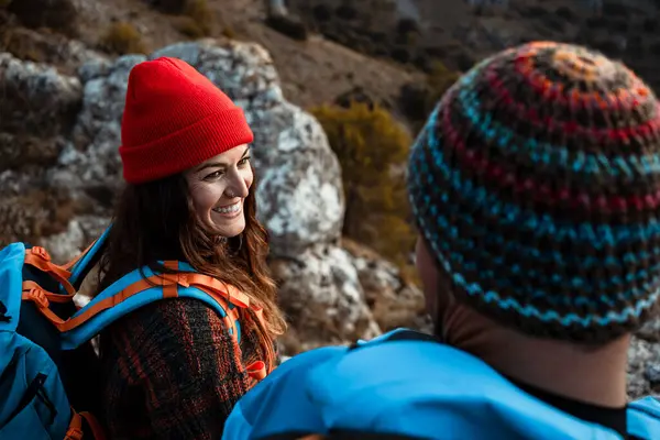 Happy Girlfriend Looking Boyfriend While Hiking Mountain Vacation — Stock Photo, Image