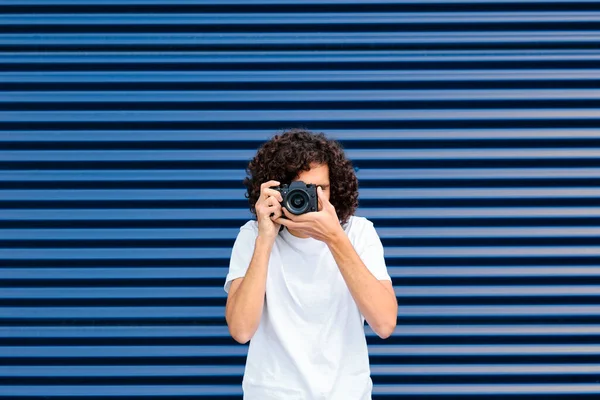 Mavi Panjurun Önünde Fotoğraf Çeken Genç Bir Adam — Stok fotoğraf