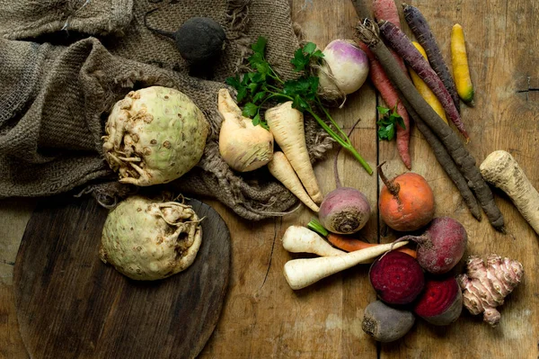 土质木制背景的冬季蔬菜 — 图库照片