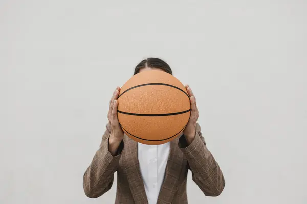 Feminino Profissional Segurando Basquete Frente Rosto Contra Parede Branca — Fotografia de Stock