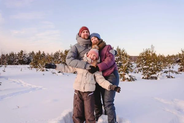 Família Feliz Roupas Quentes Neve Contra Céu Durante Inverno — Fotografia de Stock
