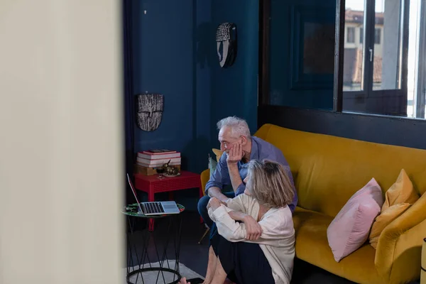 Senior Couple Listening Video Call Laptop While Sitting Home — Stock Photo, Image