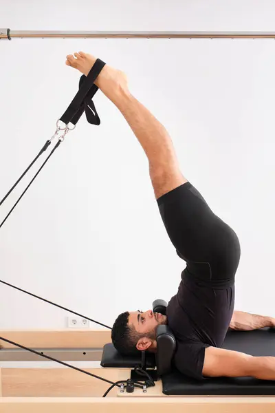 Atleta Masculino Com Pernas Levantadas Praticando Pilates Reformador Cadillac Sala — Fotografia de Stock