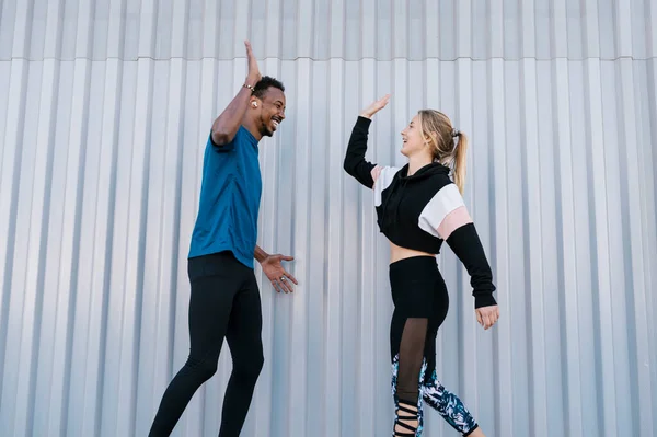 Vrolijke Mannelijke Vrouwelijke Sportman Geven High Five Door Muur — Stockfoto