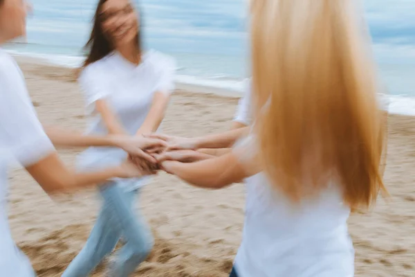 Amigos Femininos Mãos Dadas Enquanto Correm Círculo Praia Durante Fim — Fotografia de Stock