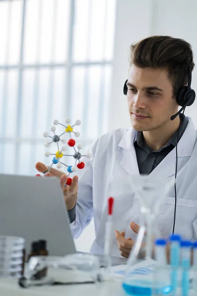 Male Scientist Showing Molecular Structure Laptop Video Call Laboratory — Stock Photo, Image