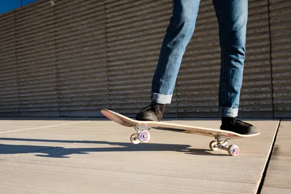 Mladý Muž Skateboarding Podlaze Tvrdého Dřeva Během Slunečného Dne — Stock fotografie