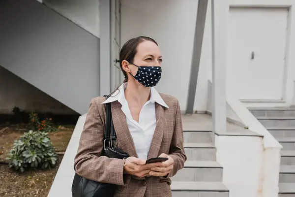 Female Entrepreneur Protective Face Mask Looking Away While Standing Building — Stock Photo, Image