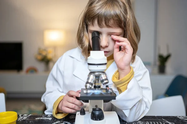 Laboratuvar Önlüklü Kız Evde Mikroskopla Bakıyor — Stok fotoğraf