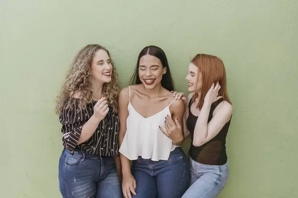 Güzel Bayan Arkadaşlar Yeşil Duvara Gülüyorlar — Stok fotoğraf
