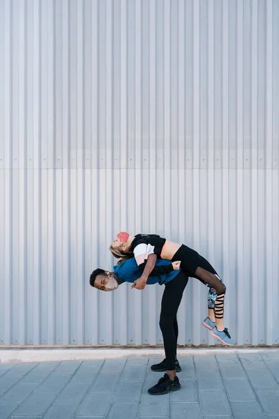 Hombre Juguetón Levantando Mujer Espalda Por Pared Durante Covid —  Fotos de Stock