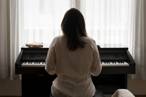 Junge Frau Spielt Hause Klavier — Stockfoto