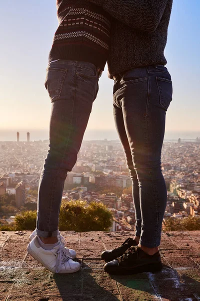 Beine Schwuler Männer Stehen Auf Einem Aussichtspunkt Vor Klarem Himmel — Stockfoto