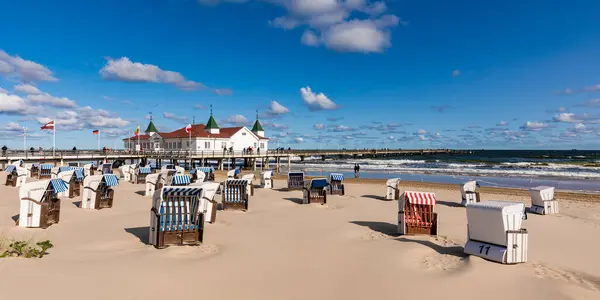 Niemcy Meklemburgia Pomorze Przednie Heringsdorf Zakapturzone Krzesła Plażowe Pustej Plaży — Zdjęcie stockowe