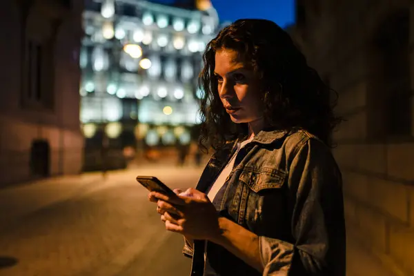 Mulher Bonita Olhando Para Longe Usar Telefone Celular Cidade Entardecer — Fotografia de Stock