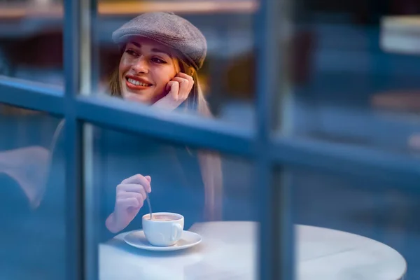 Pensamiento Mujer Con Taza Café Mirando Través Ventana Cafetería — Foto de Stock