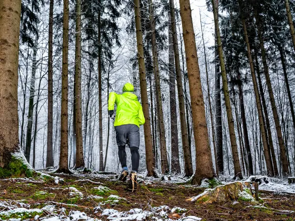 Atleta Maschio Che Corre Tra Gli Alberi Durante Inverno Nella — Foto Stock