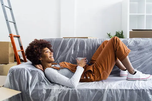 Mujer Sonriente Con Taza Café Tumbado Sofá Nuevo Hogar —  Fotos de Stock