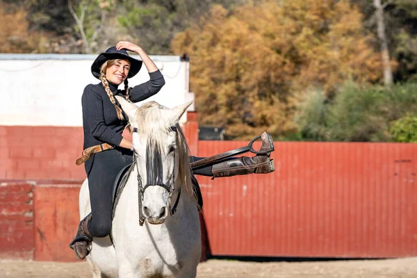 Retrato Mulher Sorridente Cavalgando Paddock — Fotografia de Stock