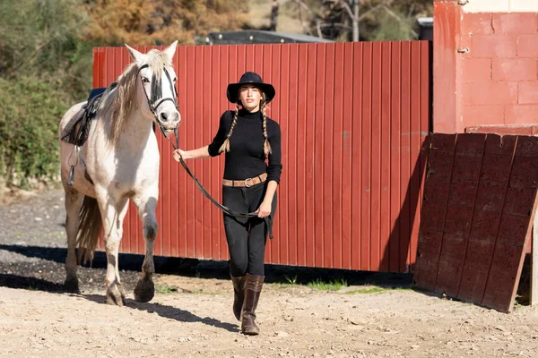 Mujer Caminando Con Caballo Paddock —  Fotos de Stock