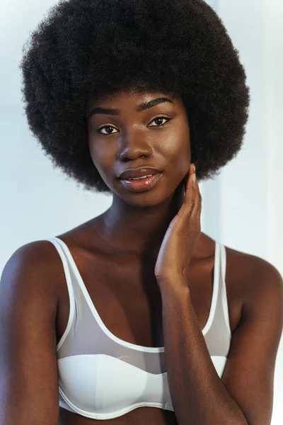 Modelo Joven Afro Lencería Blanca Contra Pared — Foto de Stock