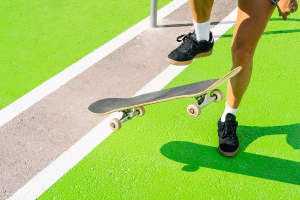 スケートボードを練習する成熟した女性の足 — ストック写真