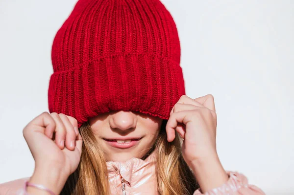Παιχνιδιάρικο Κορίτσι Που Καλύπτει Μάτια Μέσα Από Πλεκτό Καπέλο Στον — Φωτογραφία Αρχείου
