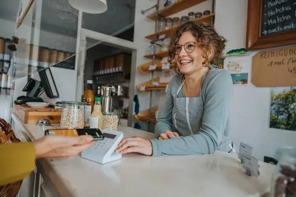 Sorrindo Proprietário Sexo Feminino Olhando Para Cliente Fazer Pagamento Através — Fotografia de Stock