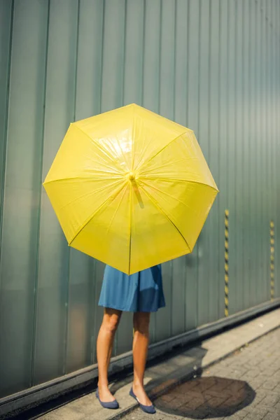 길에서 우산을 여자들 — 스톡 사진