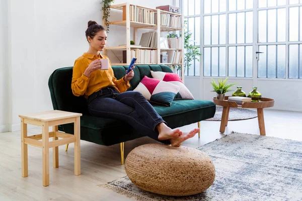 Donna Con Tazza Caffè Utilizzando Telefono Cellulare Mentre Seduto Sul — Foto Stock