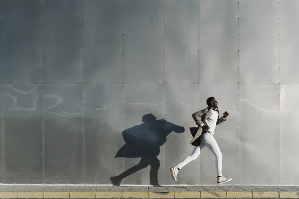 Africano Corriendo Por Pared Metálica — Foto de Stock