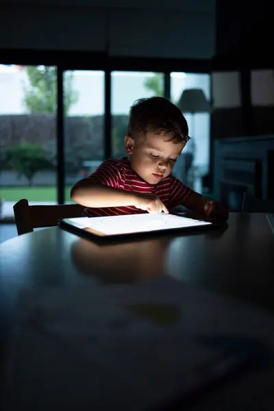 Niño Usando Tableta Digital Mientras Está Sentado Mesa Casa — Foto de Stock