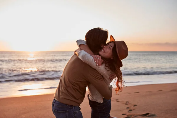 这对年轻夫妇站在海滩上拥抱对方 — 图库照片
