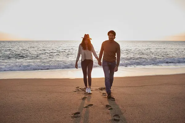 Couple Holding Hands While Walking Beach — Stock Photo, Image