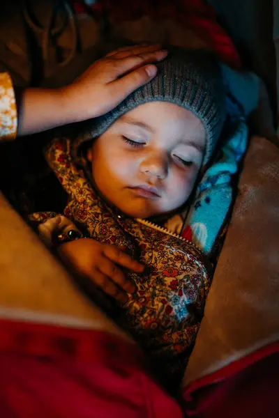 Zuster Bewonderende Baby Meisje Met Warme Kleding Tijdens Het Slapen — Stockfoto