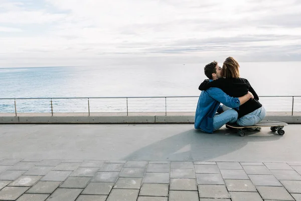 Paar Sitzt Auf Dem Boden Skateboard Mit Blick Aufs Meer — Stockfoto