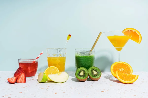 Jugos Frutas Saludables Mármol Terrazo Contra Pared Casa — Foto de Stock