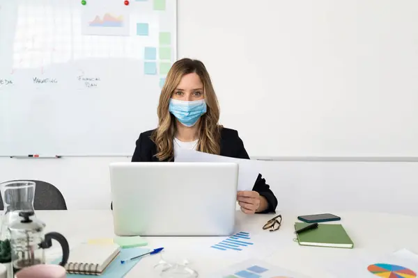 Woman Wearing Protective Mask Using Laptop Office — Stock Photo, Image