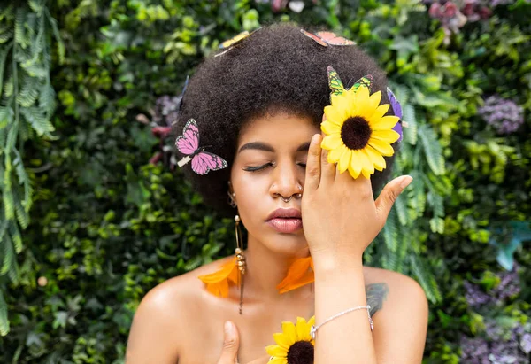 Afro Kadın Bitkiye Karşı Eli Ile Gözlerini Kapatıyor — Stok fotoğraf