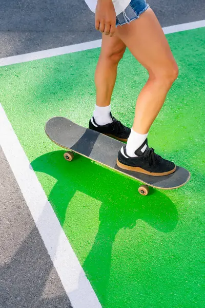 Legs Mature Woman Practicing Skateboarding — Stock Photo, Image